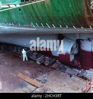 Vecchia nave da pesca, peschereccio Kasfjord in bacino asciutto presso il vecchio cantiere navale BMV a Laksevaag, vicino al porto di Bergen, Norvegia. Foto Stock