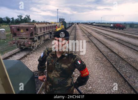 - intervento della NATO in Kosovo, i soldati italiani di Ingegneria ferroviaria lavorano al restauro delle ferrovie (luglio 2000) - Intervento NATO a Kossovo, militari italiani del Genio Ferrovieri lavorano al ripristino delle ferrovie (luglio 2000) Foto Stock