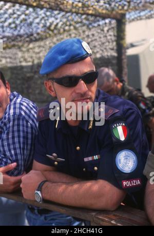 - intervento NATO in Kosovo, poliziotti italiani all'aeroporto di Pristina (luglio 2000) - Intervento NATO a Kossovo, agente della Polizia di Stato italiana all'aeroporto di Pristina (luglio 2000) Foto Stock