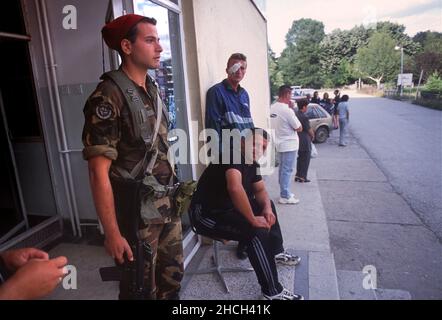 - intervento della NATO in Kosovo, guardia militare italiana ospedale Peje (luglio 2000) - Intervento NATO a Kossovo, militare italiano di guardia all'ospedale di Peje (luglio 2000) Foto Stock