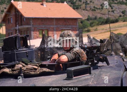 - intervento della NATO in Kosovo, checkpoint dell'esercito tedesco con un carro armato leopardo 2 vicino alla città di Orahovac (luglio 2000) - Intervento nato a Kossovo, checkpoint dell'esercito tedesco con un carro armato leopardo 2 presso la Città di Orahovac (luglio 2000) Foto Stock