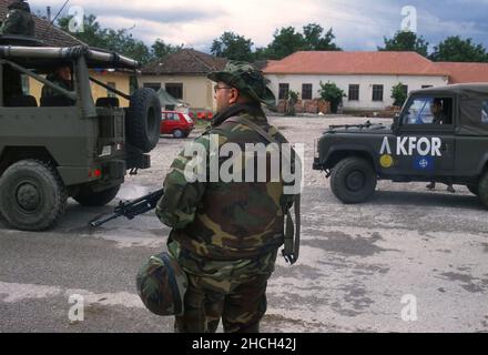 - intervento della NATO in Kosovo, guarnigione di soldati italiani l'enclave serba di Goradzevac (luglio 2000) - intervento della NATO a Kossovo, militari italiani presidiano l'enclave serba di Goradzevac (luglio 2000) Foto Stock