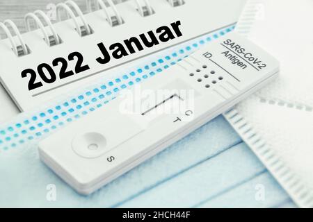 Calendario tedesco 2022 gennaio Corona Rapid Antigen Test e FFP2 e maschera medica Foto Stock