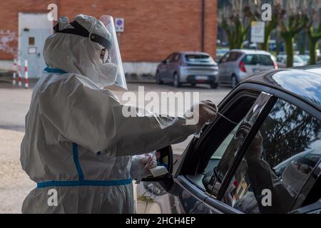 Rieti, Italia. 29th Dic 2021. Drive-in stormed, i casi covid aumentati ed i tamponi presi. In Lazio, l'accesso al Drive-in dell'autorità sanitaria locale per i tamponi è solo su appuntamento. Le stazioni ASL di Rieti, nel giorno del 29 dicembre 2021. (Foto di Riccardo Fabi/Pacific Press) Credit: Pacific Press Media Production Corp./Alamy Live News Foto Stock