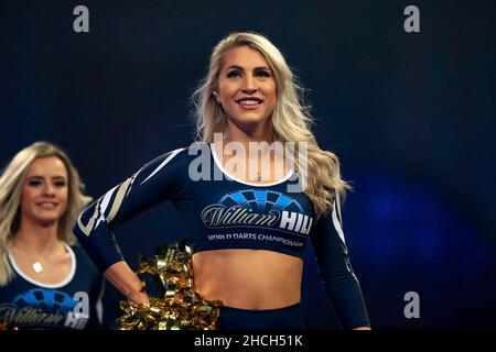 Londra, Regno Unito. 29th dicembre 2021; Alexandra Palace, Londra, Inghilterra: The William Hill World Darts Tournament; PDC Darts Dance Performer Sophie-May Lambert Credit: Action Plus Sports Images/Alamy Live News Foto Stock