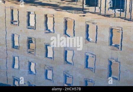 Riflesso della Basilica barocca del Pilar nella Fontana di Hispanidad (Fuente de la Hispanidad), Saragozza, Aragona, Spagna Foto Stock