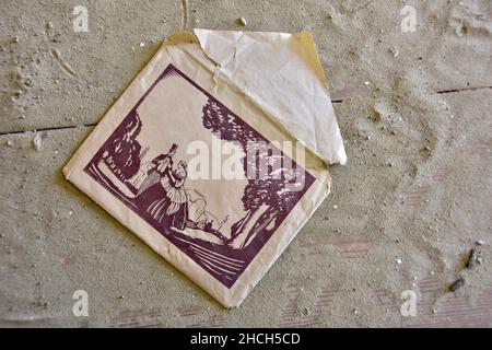 Busta per lettere con tracce d'uso sul pavimento Foto Stock