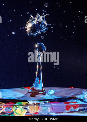 Drop fotografia, gocce, figure astratte, sfondo scuro Foto Stock