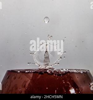 Drop fotografia, gocce, figure astratte, sfondo chiaro Foto Stock