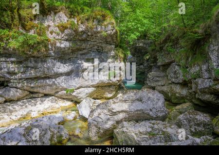 Cascata Rio Repepeit una piccola cascata artificiale con ponte di pietra, CHIUSAFORTE, provincia di Udine, Italia Foto Stock