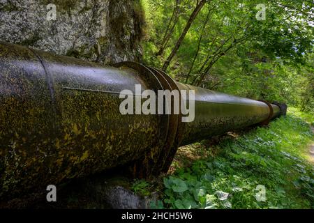 Penstock a Cascata Rio Repepeit, CHIUSAFORTE, Provincia di Udine, Italia Foto Stock