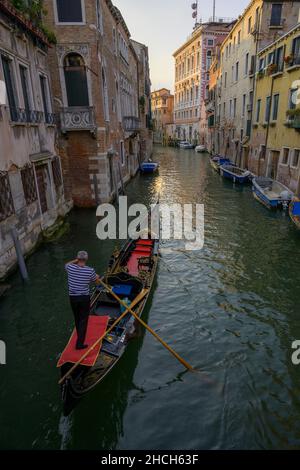 Gondola in un piccolo canale e luce notturna sulle case, Venezia, Provincia di Venezia, Italia Foto Stock