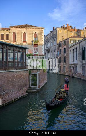 Gondola in un piccolo canale e luce notturna sulle case, Venezia, Provincia di Venezia, Italia Foto Stock