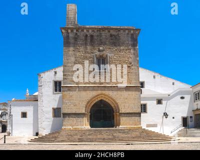 Bellissima cattedrale di Faro, interessante architettura sulla costa dell'Algarve del Portogallo Foto Stock