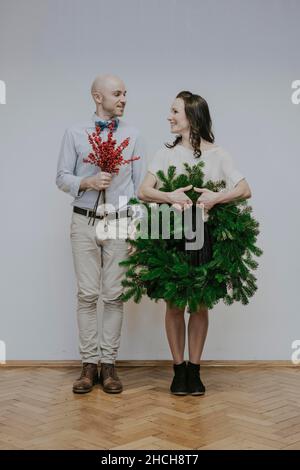 Uomo e donna con corona di abete Foto Stock