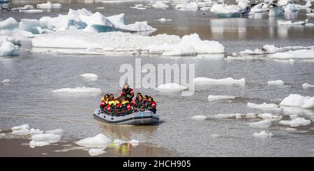 Escursione in barca sulla laguna di ghiaccio Fjallsarlon, carri di ghiaccio, Hornafjoerour, Islanda Foto Stock