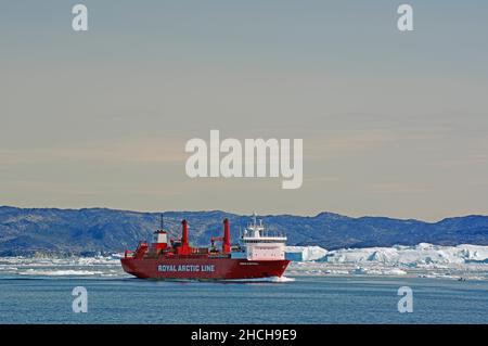 Nave Royal Arctic Line di fronte agli iceberg, Disko Bay, Ilulisaat, Groenlandia, Danimarca Foto Stock