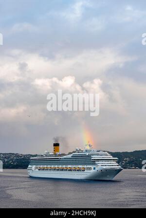 Nave da crociera Costa Magica con arcobaleno nel porto di Bergen, Norvegia Foto Stock