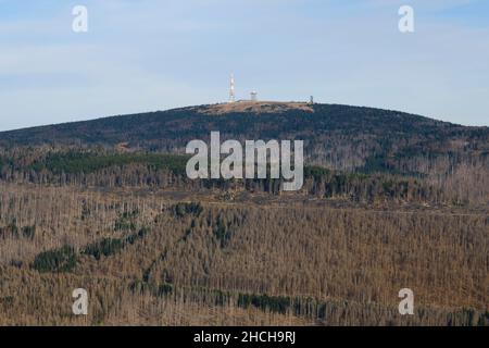 Vista dal Wurmberg alla cima del Brocken, Braunlage, Harz, bassa Sassonia, Germania Foto Stock