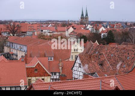 29 dicembre 2021, Sassonia-Anhalt, Quedlinburg: Vista sul centro storico di Quedlinburg. Con un centro storico che si estende per oltre 80 ettari, Quedlinburg è uno dei monumenti più grandi della Germania ed è stato incluso nella lista dei patrimoni dell'umanità dell'UNESCO. La sua struttura cittadina medievale chiusa e il suo enorme stock di case a graticcio documentano più di sei secoli di costruzione a graticcio in una qualità e quantità uniche. Foto: Mathias Bein/dpa-Zentralbild/dpa Foto Stock