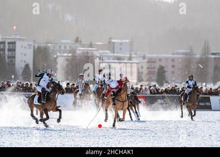 I giocatori del Team St. Moritz (rosso) e i giocatori del Team Azerbaijan Terra del fuoco (bianco) combattono per la palla, 36th Snow Polo World Cup St. Moritz Foto Stock