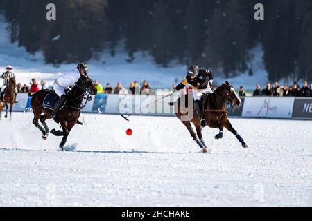 Juan Bautista Peluso (nero) del Team Badrutt's Palace Hotel e Fabio Meier (bianco) del Team Maserati lottano per la palla, Coppa del mondo di polo neve 36th Foto Stock