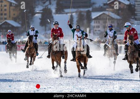 I giocatori del Team St. Moritz (rosso) e i giocatori del Team Azerbaijan Terra del fuoco (bianco) combattono per la palla, 36th Snow Polo World Cup St. Moritz Foto Stock