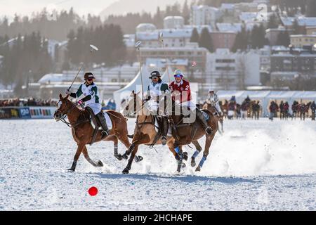 Robert Strom (rosso) del Team St. Moritz e Pato Bolanteiro (bianco) del Team Azerbaijan Terra del fuoco lotta per la palla, 36th Snow Polo World Cup St Foto Stock