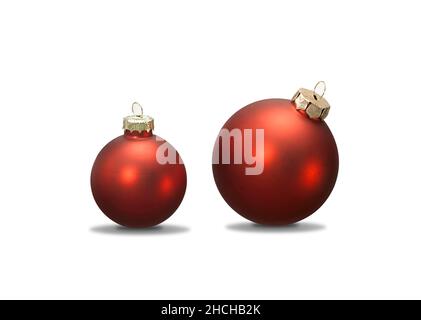 Due palline rosse di Natale su sfondo bianco con ombra in piedi Foto Stock