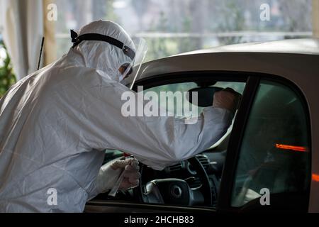 Rieti, Italia. 29th Dic 2021. Drive-in stormed, i casi covid aumentati ed i tamponi presi. In Lazio, l'accesso al Drive-in dell'autorità sanitaria locale per i tamponi è solo su appuntamento. Le stazioni ASL di Rieti, nel giorno del 29 dicembre 2021. (Foto di Riccardo Fabi/Pacific Press/Sipa USA) Credit: Sipa USA/Alamy Live News Foto Stock