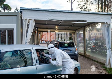 Rieti, Italia. 29th Dic 2021. Drive-in stormed, i casi covid aumentati ed i tamponi presi. In Lazio, l'accesso al Drive-in dell'autorità sanitaria locale per i tamponi è solo su appuntamento. Le stazioni ASL di Rieti, nel giorno del 29 dicembre 2021. (Foto di Riccardo Fabi/Pacific Press/Sipa USA) Credit: Sipa USA/Alamy Live News Foto Stock