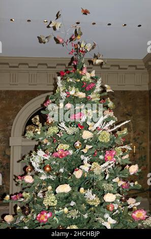 Albero di Natale, farfalle, fiori, uccelli, decorazioni, Festivo, vacanza, unico, Winterthur Museum, Delaware, Winterthur, DE Foto Stock