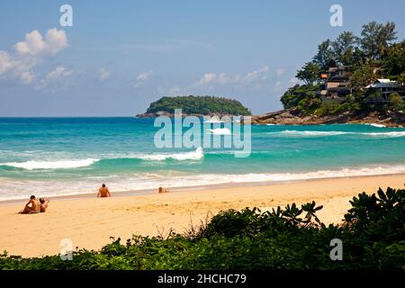 Spiagge, Kata noi Beach con nuotatore, Phuket, Phuket, Thailandia Foto Stock