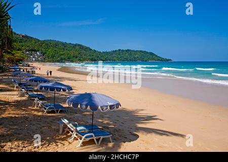 Spiagge, Kata noi Beach con nuotatore, Phuket, Phuket, Thailandia Foto Stock