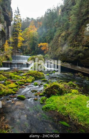 Escursione attraverso il Kamnitzklamm in autunno Foto Stock