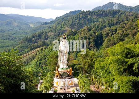 Statua della dea della compassione Guanyin, tempio di montagna, Wat bang riang, thub Pat / statua Guanyin, luogo di pellegrinaggio, Wat bang riang, thub Foto Stock