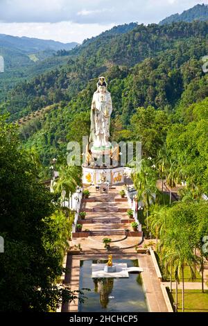 Statua della dea della compassione Guanyin, tempio di montagna, Wat bang riang, thub Pat / statua Guanyin, luogo di pellegrinaggio, Wat bang riang, thub Foto Stock