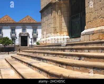 Bellissima cattedrale di Faro, interessante architettura sulla costa dell'Algarve del Portogallo Foto Stock