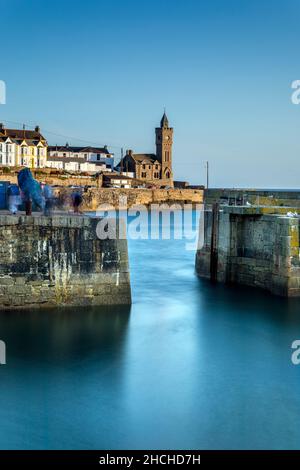 Porthleven; Porto e Torre dell'Orologio; Cornovaglia; Regno Unito Foto Stock