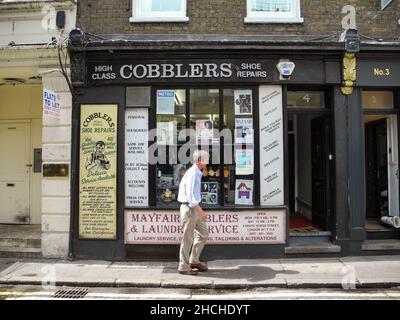 Cobblers e Shoe Repair Shop su White Horse Street, Mayfair, Londra, Inghilterra, Regno Unito Foto Stock