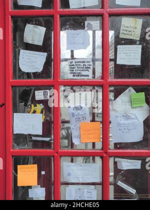 Primo piano dei messaggi lasciati sul telefono 'Scherlock Holmes' fuori dal St. Barts Hospital a Smithfield, centro di Londra, Inghilterra, Regno Unito Foto Stock