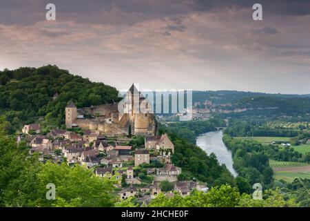 Villaggio e castello di Castlenaud la Chapelle nel sole estivo con il villaggio e Chateau Beynac sullo sfondo Dordogna Francia Foto Stock