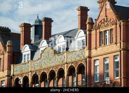 L'esterno dell'ex Royal Waterloo Hospital for Children and Women, (ora parte dell'Università di Notre Dame) Lambeth, Londra SE1, Inghilterra, Regno Unito Foto Stock