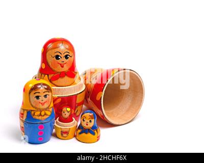 Matryoshka, bambole in legno dipinte a mano su sfondo bianco Foto Stock