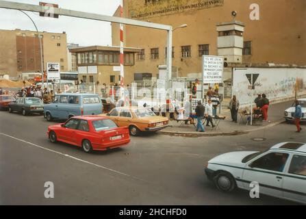 L'ex frontiera di Checkpoint Charlie a Berlino, in Germania, prese nel 1993 poco dopo la caduta del muro di Berlino Foto Stock