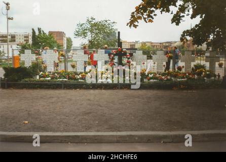 Croci commemoranti le persone che hanno perso la vita cercando di attraversare da Berlino Est a Berlino Ovest, Germania durante la Guerra fredda, presa nel 1993 Foto Stock