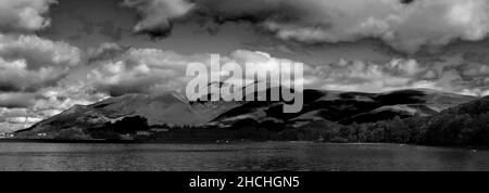 Vista estiva su Skiddaw Fell, Derwentwater, Keswick Town, Cumbria, Lake District National Park, Inghilterra, Regno Unito Foto Stock