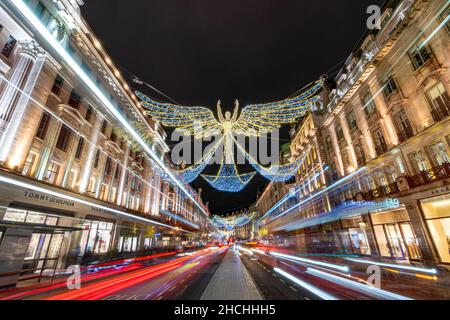 Londra, Regno Unito - Dicembre 28th 2021: Regent Street Angels luci di Natale mostra lunga esposizione con percorsi luce Foto Stock