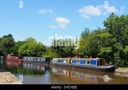 Barche a crociera ormeggiate sul canale di Thanet o sul ramo di Springs del canale di Leeds e Liverpool che corre da Skipton al Castello di Skipton. Foto Stock