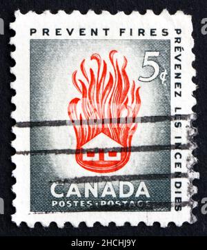 CANADA - CIRCA 1956: Un francobollo stampato in Canada mostra House on Fire, i rifiuti inutili causati da incendi prevenibili, circa 1956 Foto Stock